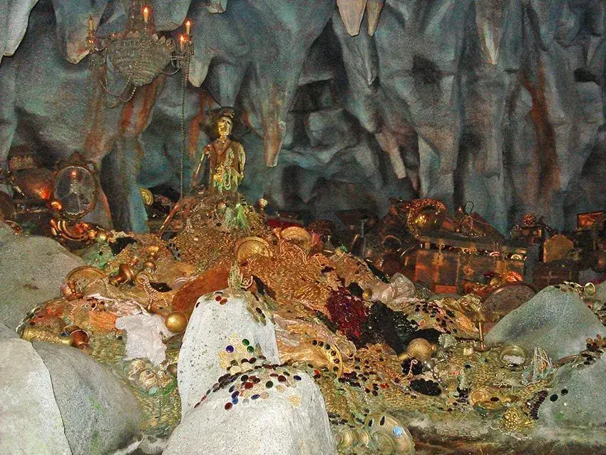 Restos de tesoros y cofres llenos de riquezas en Piratas del Caribe - Escena con tesoros valiosos y misterio